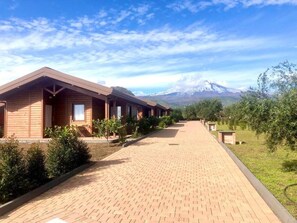 Bangalô, vista para o jardim | Fachada