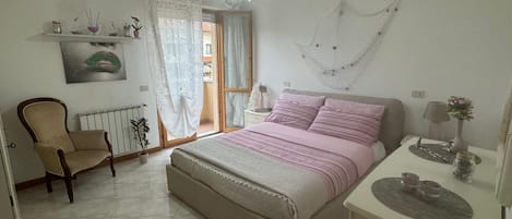 Silitysrauta/-lauta, Wi-Fi, vuodevaatteet