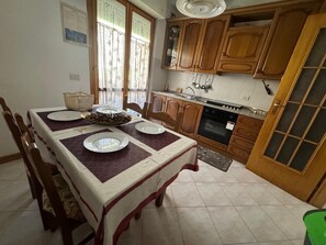 Dining - The house of mihaela 10 minutes from the private beach le Dune di Forte dei marmi (Capanne-Prato-Cinquale)