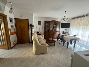 Living area - The house of mihaela 10 minutes from the private beach le Dune di Forte dei marmi (Capanne-Prato-Cinquale)