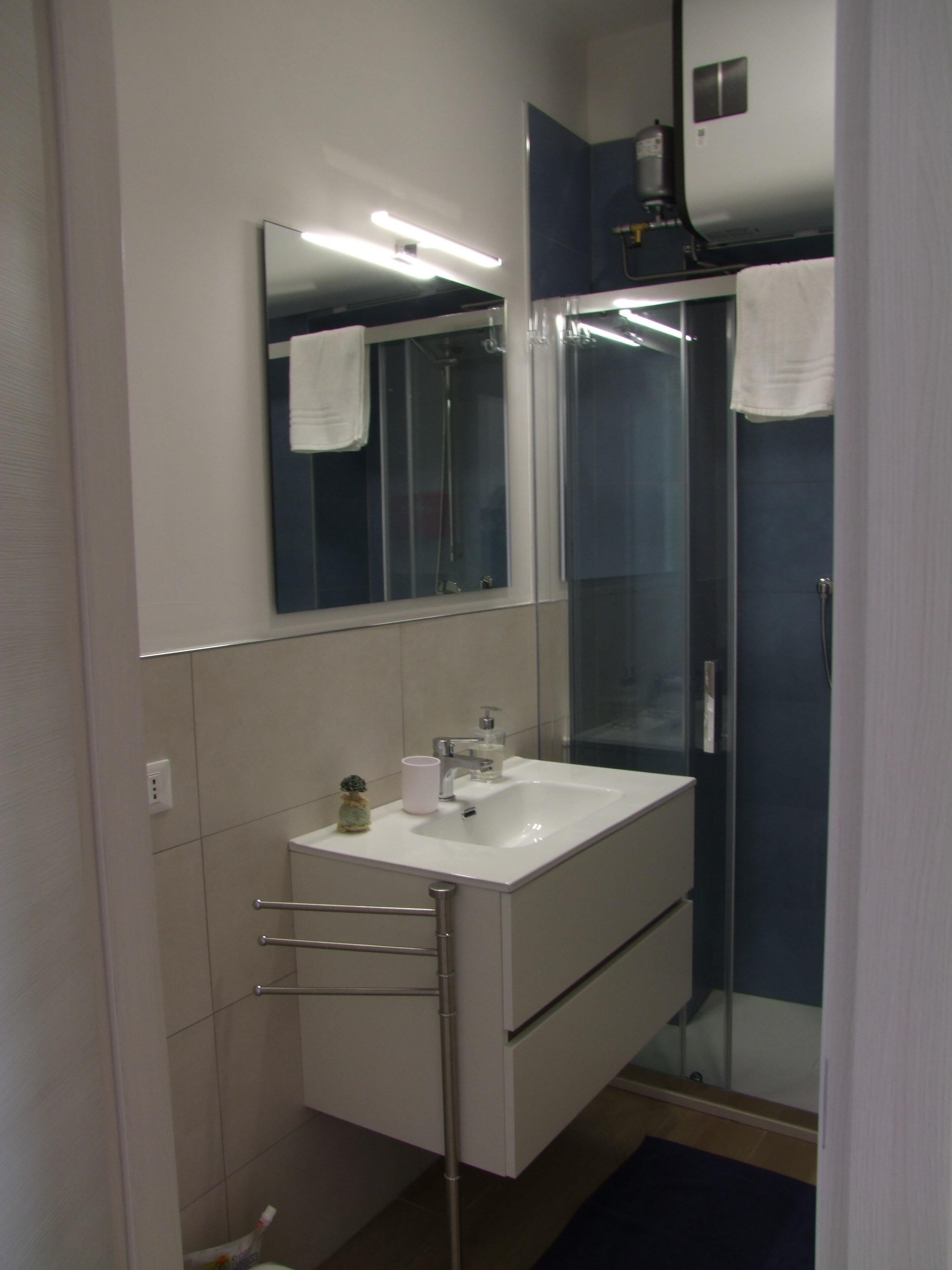 Douche, sèche-cheveux, bidet, serviettes fournies