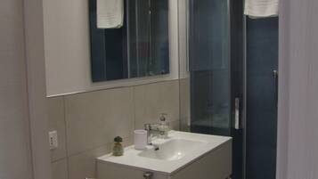 Douche, sĂšche-cheveux, bidet, serviettes fournies