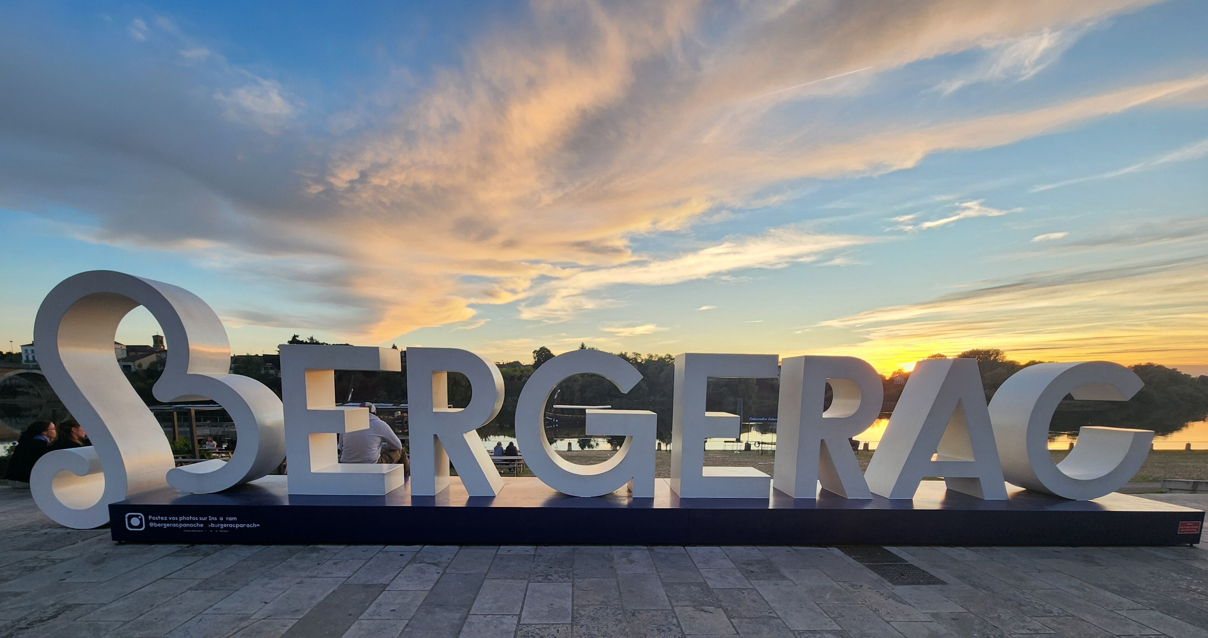 Grandi lettere bianche che formano la parola 'SERGERAG' con un tramonto sullo sfondo.
