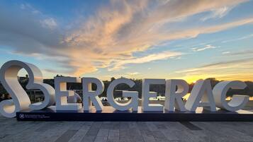 Grandi lettere bianche che formano la parola 'SERGERAG' con un tramonto sullo sfondo.