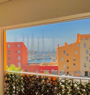 Unclassified image, 4 of 6, button - Apartment in cosy residence with magnificent view of the port (Occitanie)