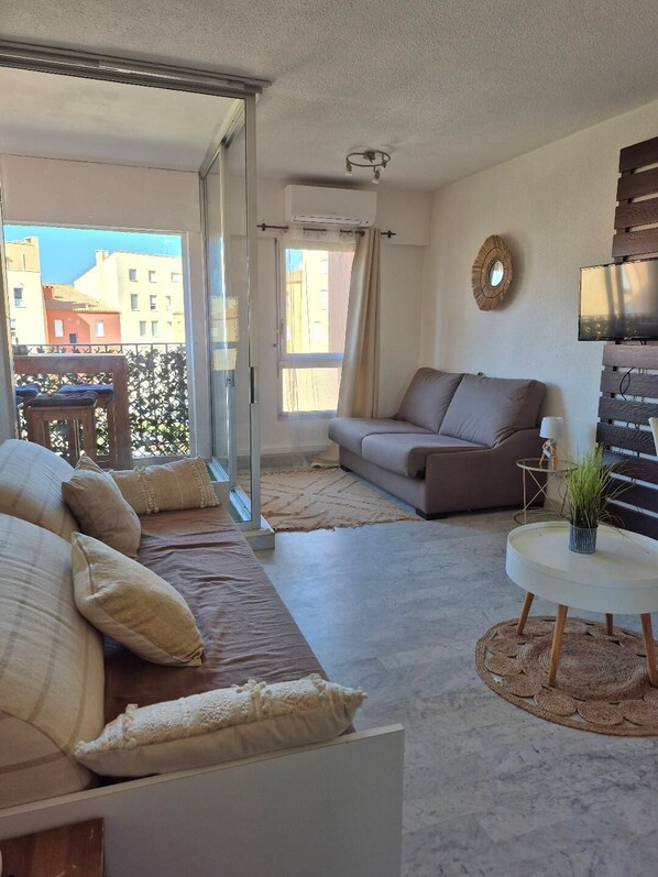 Unclassified image, 1 of 6, button - Apartment in cosy residence with magnificent view of the port (Occitanie)