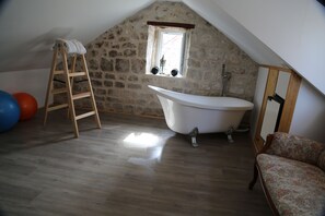 Secadora de cabello, toallas, jabón, papel de baño 