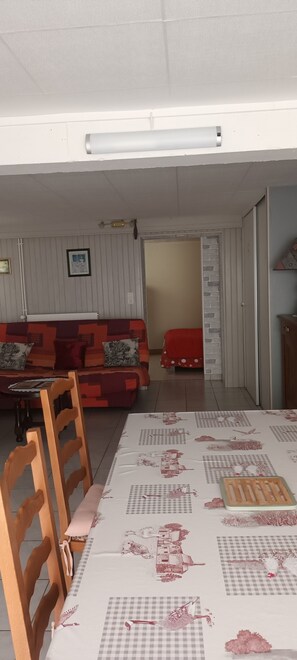 Interior - Well-appointed basement apartment for rent. Very well equipped (Dangé-Saint-Romain)