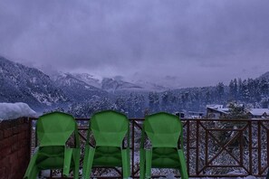 Unclassified image, 5 of 31, button - YOLO Social (Manali)