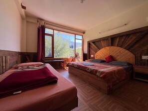 Deluxe Double or Twin Room | In-room safe, free WiFi - YOLO Social | The Social House & Cowork — Manali (Manali)