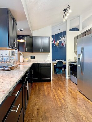 Réfrigérateur, micro-ondes, four, plaque de cuisson