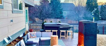 Pikes Peak Mountain Views, Hot Tub, AC, Dog Friendly, Trails, Backyard Space