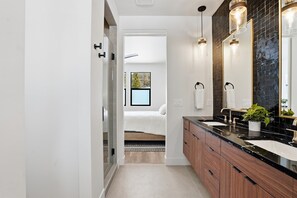 Tabla de planchar con plancha, wifi y ropa de cama 