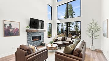 Una Smart TV, una chimenea