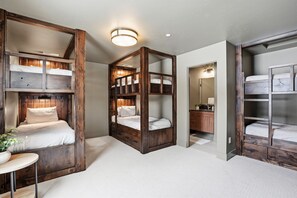 Een strijkplank/strijkijzer, wifi, beddengoed