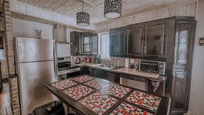 Fridge, microwave, oven, stovetop - Chalet en nature-Spa-Relaxation. 2 minutes from Mont Val St-Come. (Saint-Cã´Me)