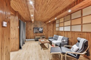 Smart TV, fireplace, books - Chalet en nature-Spa-Relaxation. 2 minutes from Mont Val St-Come. (Saint-Cã´Me)