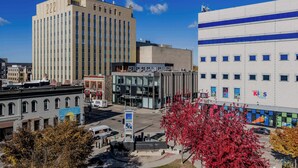 Une vue urbaine avec un bâtiment imposant portant le numéro « 222 » et une succursale de la banque « Chase ».