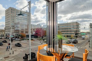 Outdoor dining - Downtown Penthouse with City View & Free Parking (Appleton)