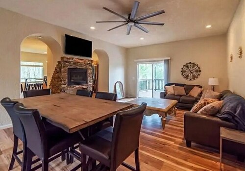 Spacious Ski Chalet W Indoor Hotub, Views & Sep Private Suite!