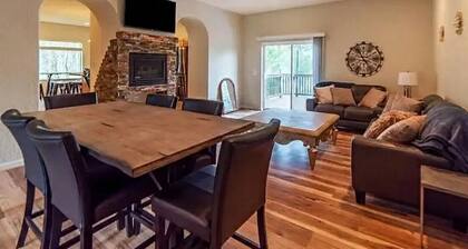 Spacious Ski Chalet W Indoor Hotub, Views & Sep Private Suite!