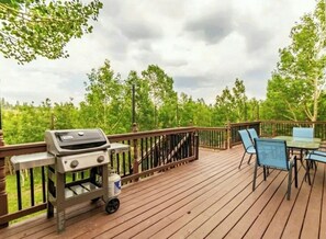 Outdoor dining - Spacious Ski Chalet W Indoor Hotub, Views & Sep Private Suite! (Jefferson)
