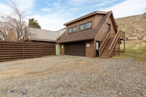 Exterior - Peregrine Nest: Modern Open Concept House w/AC near Yellowstone National Park (Gardiner)
