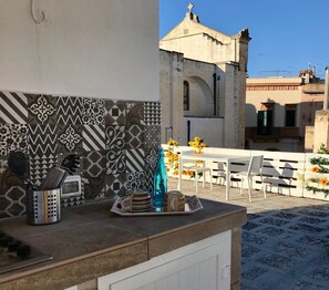 Unclassified image, 2 of 22, button