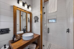 Dusche, Haartrockner, Handtücher, Seife
