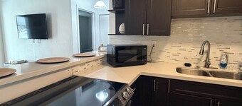 Terrific 2-bedroom townhome with AC in vibrant Miami