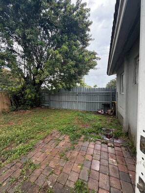 Property grounds - Terrific 2-bedroom townhome with AC in vibrant Miami (Miami)