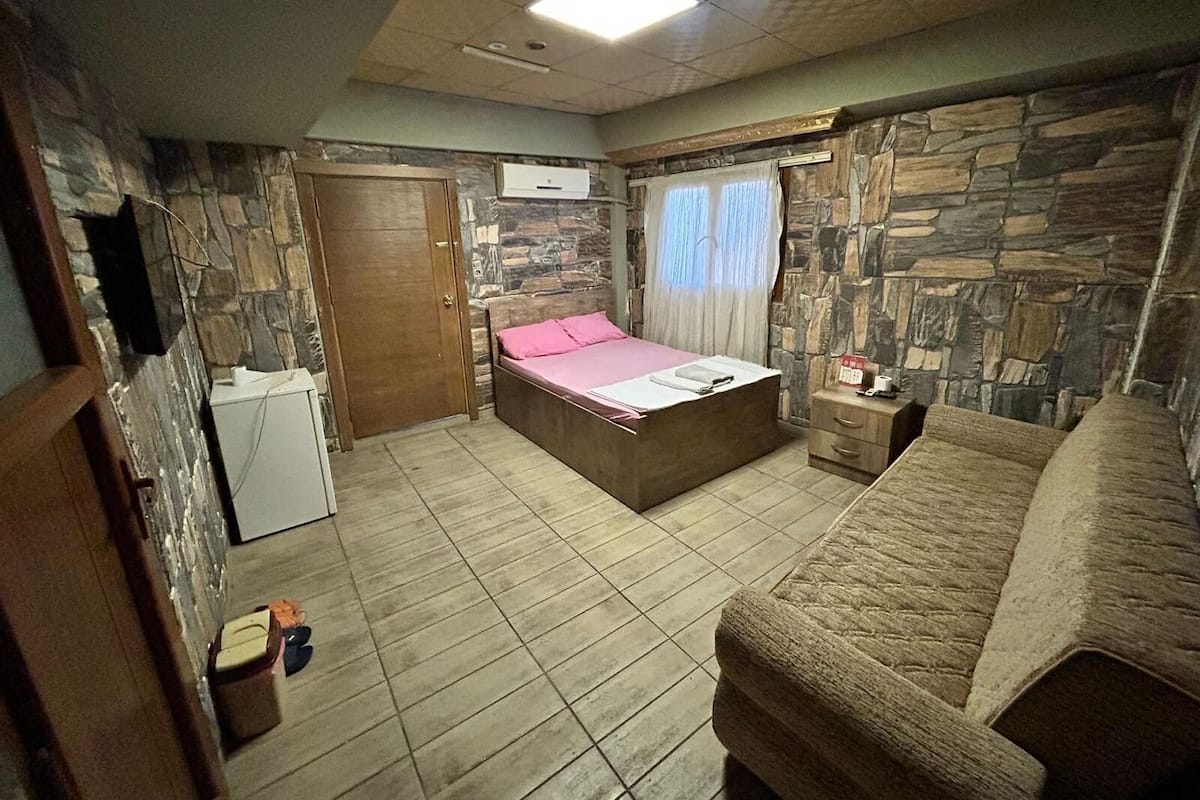 Escritorio y espacio para trabajar con laptop