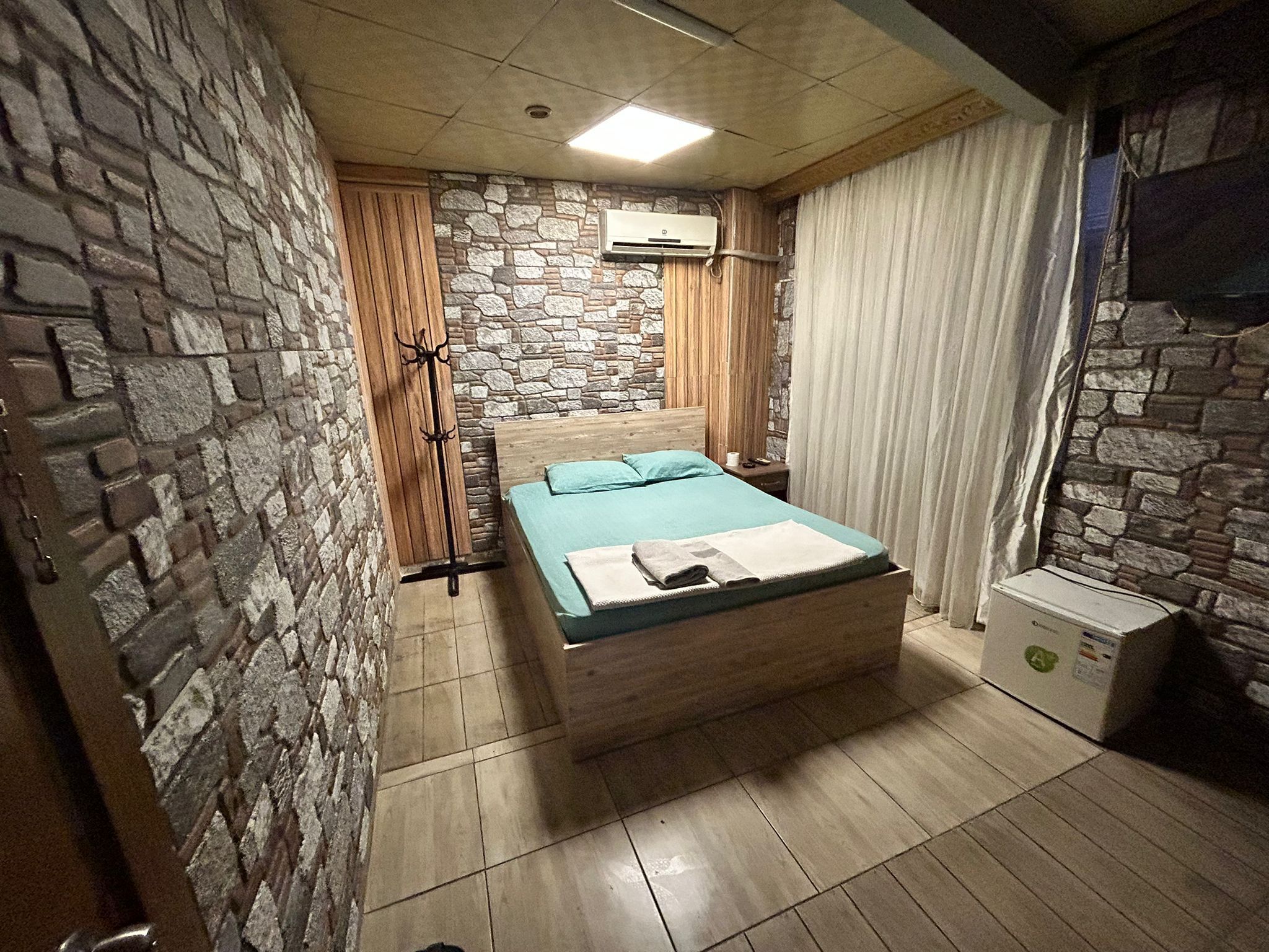 Meja, ruang kerja komputer riba, seterika/papan seterika, Wi-fi percuma 