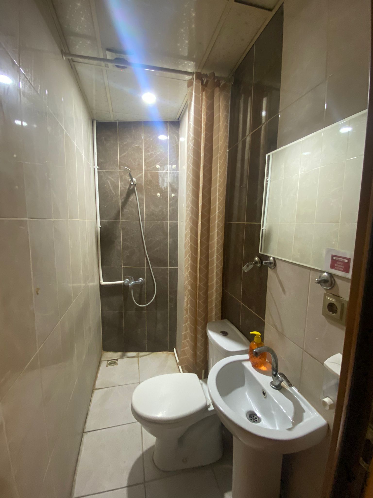 Kamar Standar, pemandangan kota | Kamar mandi | Shower, perlengkapan mandi gratis, pengering rambut, dan handuk