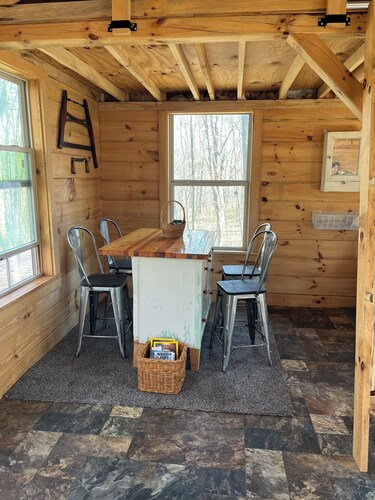 Off grid cabin adjacent to Corp of Engineers ground. Perfect Deer Camp