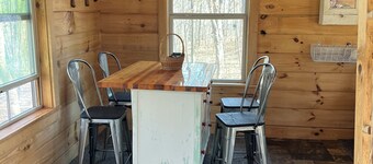 Off grid cabin adjacent to Corp of Engineers ground. Perfect Deer Camp