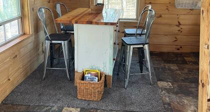 Off grid cabin adjacent to Corp of Engineers ground. Perfect Deer Camp