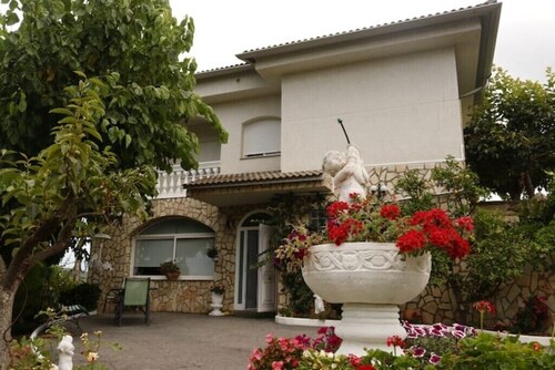 House with pool and barbecue