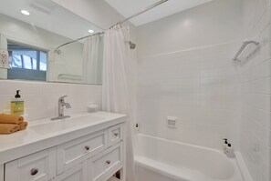 Douche, sèche-cheveux, serviettes fournies, shampoing
