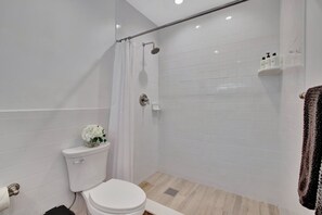 Shower, hair dryer, towels, shampoo - Beachfront Bliss: 6 Bedroom Home with Heated Pool (Fort Lauderdale)