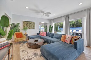 TV - Beachfront Bliss: 6 Bedroom Home with Heated Pool (Fort Lauderdale)