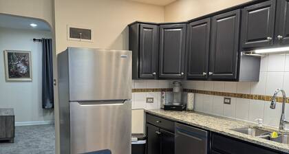 Peaceful 2-bedroom apartment with AC in charming Skokie