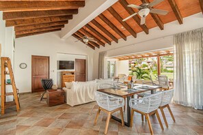 Smart TV - Las Quintas 6B - 2BR Chic Condo on Golf Course/SDC Hotel Zone, Beach & Dining. (San José del Cabo)