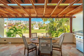 Outdoor dining - Las Quintas 6B - 2BR Chic Condo on Golf Course/SDC Hotel Zone, Beach & Dining. (San José del Cabo)