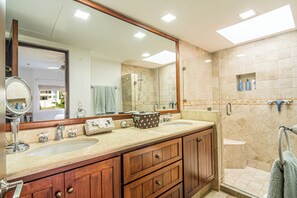 Shower, hair dryer, towels, soap - Las Quintas 6B - 2BR Chic Condo on Golf Course/SDC Hotel Zone, Beach & Dining. (San José del Cabo)
