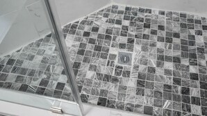 A bathroom with a tiled floor featuring a marble pattern. - Premium Townhome #A w/ 2 King Beds & Luxury Baths (Peachtree Corners)
