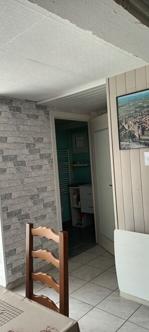 Interior - Logement très spacieux.portail un code digital.bte à clé. Animals refused. (Dangé-Saint-Romain)