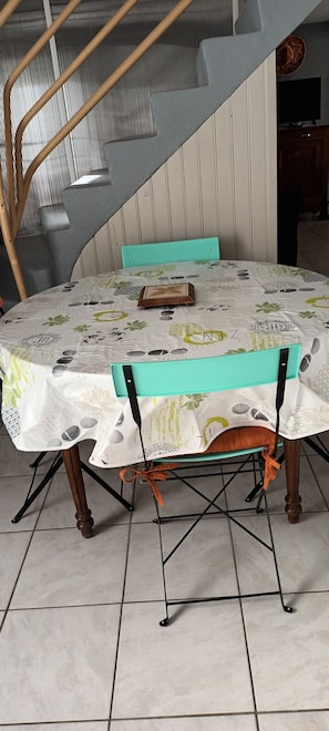 Dining - Logement très spacieux.portail un code digital.bte à clé. Animals refused. (Dangé-Saint-Romain)