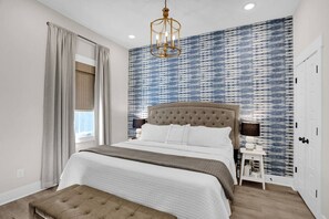 2 habitaciones, escritorio y tabla de planchar con plancha 