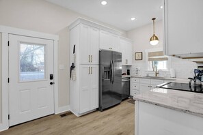 Refrigerador, microondas, horno y parrilla de estufa 